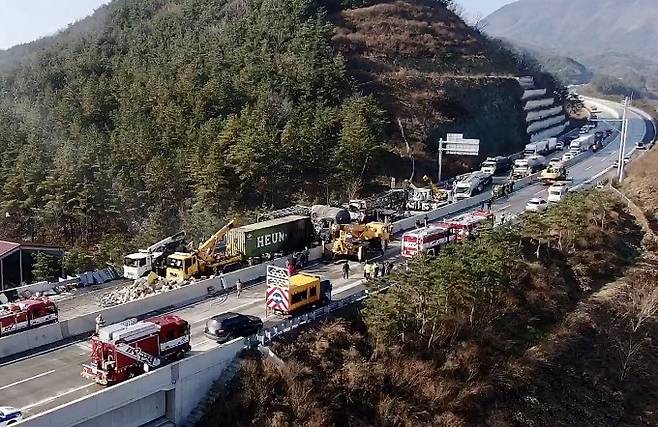 2019년 12월 경북 군위군 상주-영천고속도로에서 도로 살얼음으로 인해 47중 추돌사고가 발생했다. 연합뉴스 제공.