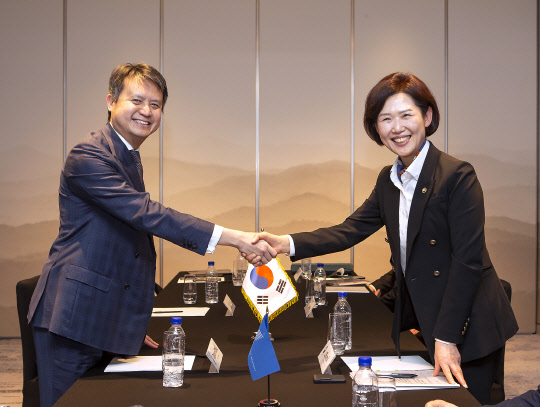 이인실 특허청장(오른쪽)과 다렌 탕 WIPO 사무총장은 8일 서울 호텔나루에서 양자회담을 열고, 특허 빅데이터 역할, WIPO 지역사무소 한국 설치 등에 논의했다.



특허청 제공