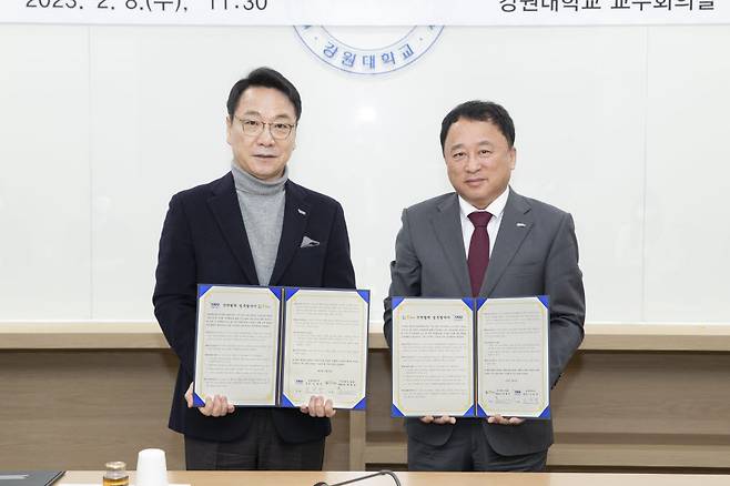 김헌영 강원대학교 총장(왼쪽)과 최용호 틸론 사장