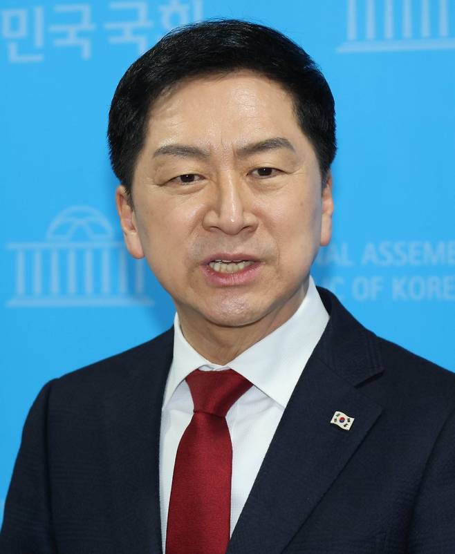 국민의힘 김기현 당대표 후보가 9일 국회 소통관에서 열린 당내 17개 청년위원장 지지 선언 기자회견을 마친 뒤 취재진의 질문에 답변하고 있다. 사진=연합 지면화상