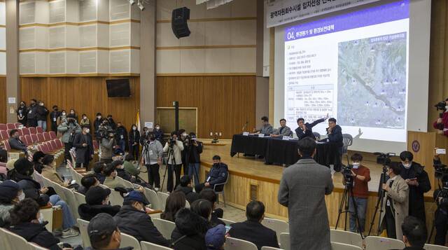 2023년 2월1일 경기도 고양시 덕양구 한국항공대에서 열린 서울시의 새 ‘광역 자원회수시설’(쓰레기 소각장) 전략환경영향평가 주민설명회에서 고양시 한 주민이 손팻말을 들고 항의하고 있다. 고양시 덕양구 대덕동은 새 소각장 단독 후보지인 ‘상암동 부지’로부터 1㎞ 남짓 떨어져 있다. 김진수 선임기자