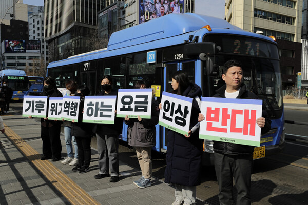 서울환경연합 회원들이 9일 낮 서울 세종대로사거리 버스정류장에서 대중교통 요금인상 반대 시위를 하고 있다. 김명진 기자 littleprince@hani.co.k