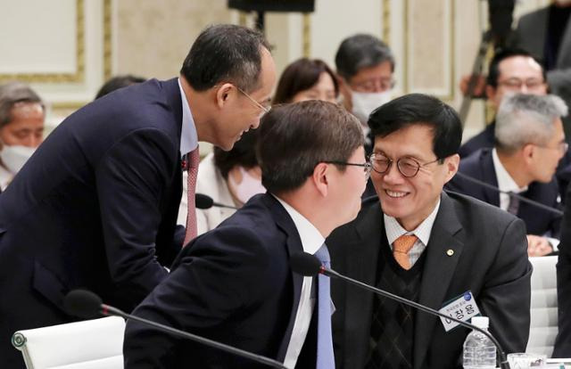 추경호 부총리 겸 기획재정부 장관과 이창용 한국은행 총재가 1월 30일 오후 청와대 영빈관에서 열린 금융위원회 업무보고에 앞서 인사를 나누고 있다. 연합뉴스