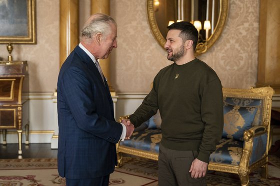 찰스3세 영국 국왕(왼쪽)이 버킹엄궁에서 볼로디미르 젤렌스키 우크라이나 대통령을 만나 악수하고 있다. AP=연합뉴스