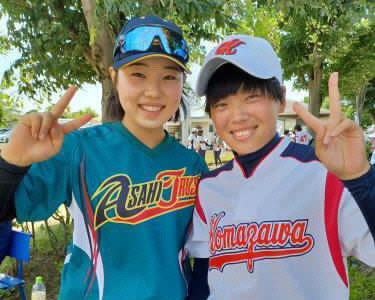 한국 여자 야구 선수 최초로 일본 여자실업리그 무대에 진출했던 김라경은 첫 연습경기에서 팔꿈치 인대가 끊어져 수술을 받았지만 다시 도전하겠다며 힘든 재활을 견뎌내고 있다. 사진은 일본에서 뛰던 시절의 김라경(왼쪽)과 팀 동료. 김라경 제공