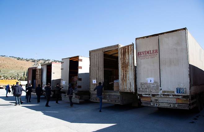 시리아 바브 알하와 국경에 인도적 지원을 실은 구호 트럭들이 도착했다. 로이터연합뉴스