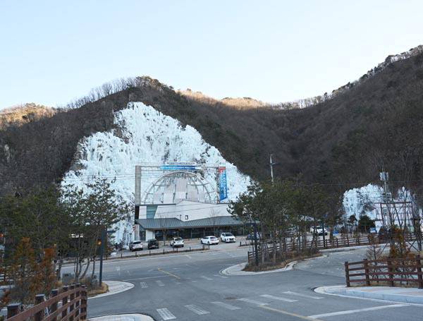 청송 얼음골과 800m 떨어진 국화마을의 아이스클라이밍 경기장 뒤로 들어선 인공빙벽.