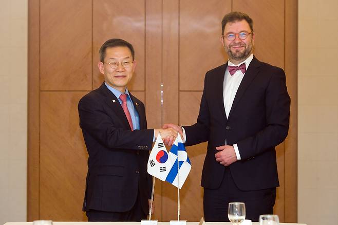 Lee Jong Ho, Korean Minister of Science and ICT, and Timo Harakka, the Minister of Transport and Communications of Finland poses for a photo at Lotte Hotel in Jung-gu, Seoul Tuesday. ( Ministry of Science and ICT)