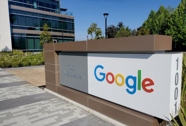 구글 로고를 새긴 간판이 2019년 5월 9일(한국시간) 미국 캘리포니아주 마운틴뷰 본사 앞에 설치돼 있다. 로이터연합뉴스