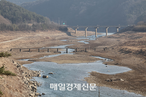 The water is so dried up that the lower parts of the bridges are revealed in Jeolla Province. [Photo by Lee Chung-woo]
