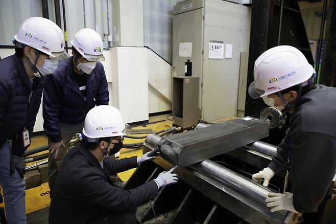 우수 기술로 선정된 ‘재활용 플라스틱과 제강슬래그로 만든 친환경 플라스틱 침목’. [한국철도기술연구원 제공]