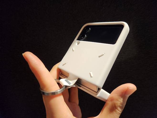 지난해 12월 출시한 ‘갤럭시Z플립4 메종 마르지엘라 에디션’. 프랑스 파리 오트쿠튀르 브랜드인 메종 마르지엘라는 마르니·질샌더·디젤 등을 거느린 OTB 그룹 소속이다. 특유의 미니멀한 디자인으로 MZ세대(1980년대 초~2000년대 초반 출생)가 특히 선호한다. [삼성전자]