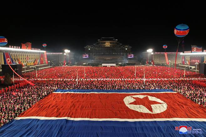 북한이 건군절(인민군 창건일) 75주년인 지난 8일 평양 김일성광장에서 열병식을 개최했다고 조선중앙통신이 9일 보도했다. [연합]