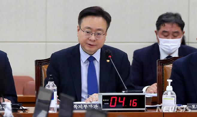[서울=뉴시스] 추상철 기자 = 조규홍 보건복지부 장관이 지난 9일 오후 서울 여의도 국회에서 열린 보건복지위원회 전체회의에서 의원의 질의에 답변하고 있다. 2023.02.10. scchoo@newsis.com