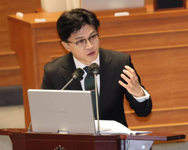 한동훈 법무부 장관이 8일 국회에서 열린 제403회 국회(임시회) 제4차 본회의 교육·사회·문화에 관한 질문에서 의원 질문에 답하고 있다. 연합뉴스