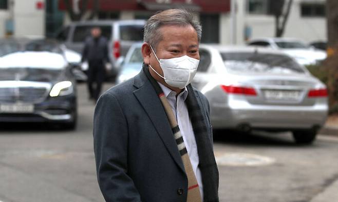 탄핵소추안이 가결돼 직무가 정지된 이상민 행정안전부 장관이 9일 오후 서울 강남구 자택을 나서고 있다. 뉴시스