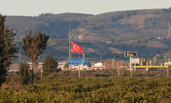 지난 8일 오후(현지시간) 튀르키예 이스켄데룬에서 터키 국기가 조기 게양돼 있다. 연합뉴스