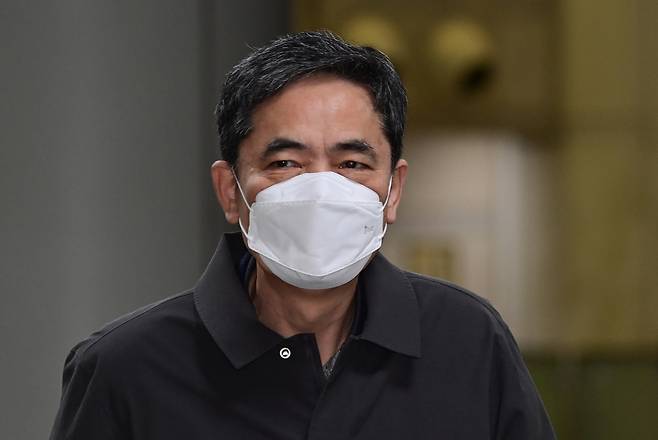 '대장동 일당'에게서 아들 퇴직금 등의 명목으로 거액의 뇌물을 수수한 혐의로 재판에 넘겨진 곽상도 전 국회의원이 8일 오후 서울 서초구 서울중앙지법에서 열린 1심 선고 공판에 출석하고 있다. Ⓒ연합뉴스