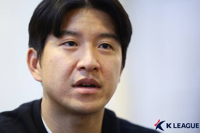 수원FC 박주호가 지난 7일 제주 서귀포의 빠레브호텔에서 취재진의 질문에 답하고 있다.   프로축구연맹 제공