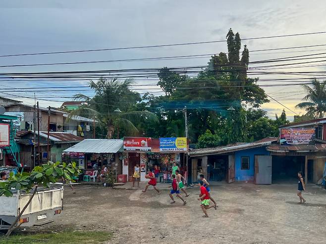 신나게 공놀이하는 아이들