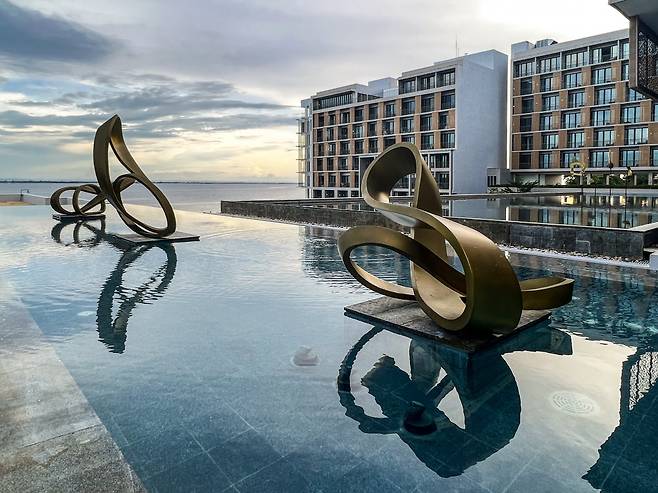 마음을 고요하게 해 주는 호텔의 연못