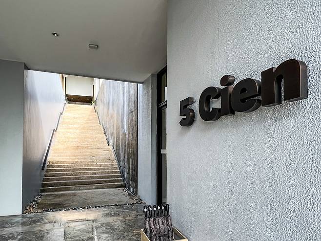 5Cien 앞 계단은 인기 포토존이다