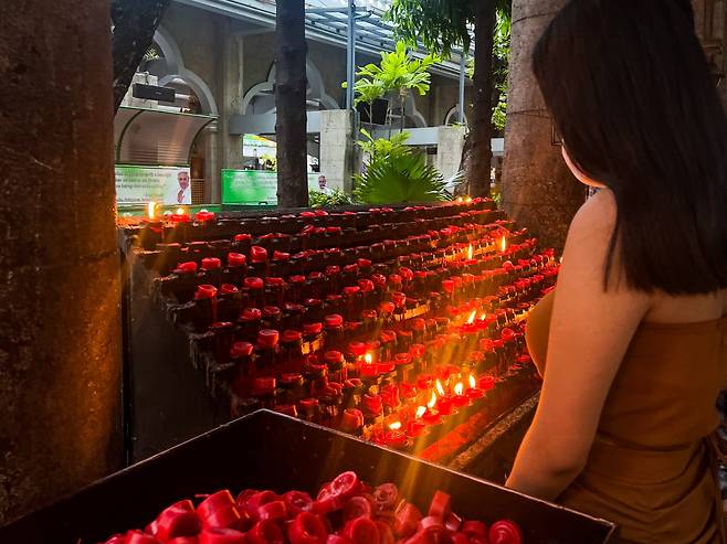 산토니뇨 성당 앞에는 초를 밝히고 기도하는 이들이 즐비하다