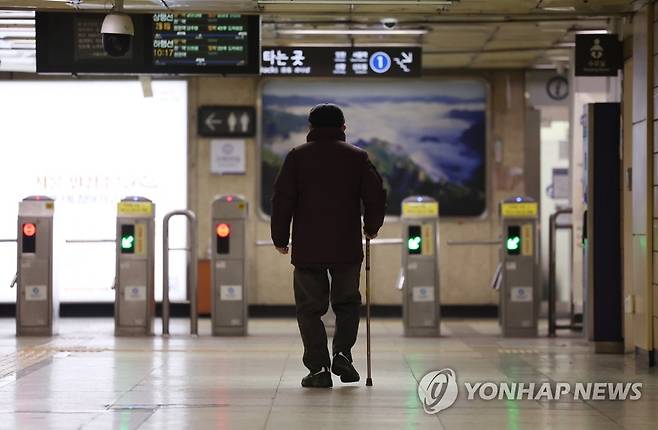 지하철 이용하는 노인들 (서울=연합뉴스) 신준희 기자 = 8일 지하철 종로3가역에 한 노인이 개찰구를 향해 걸어가고 있다. 
    도시철도 무임승차 연령을 높이는 방안이 대구를 중심으로 구체적으로 검토되면서 향후 무임승차 연령 상향 논의가 전국적으로 확산할지 주목된다. 2023.2.8 hama@yna.co.kr