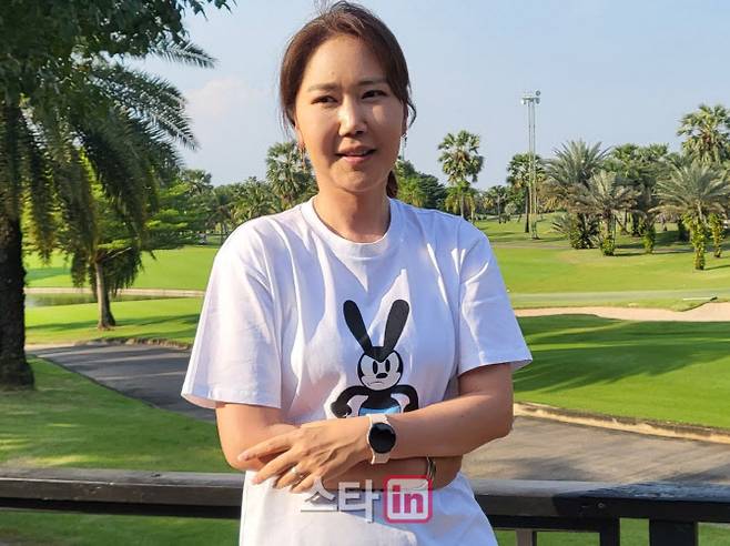 7일 태국 방콕 수완 골프&컨트리클럽에서 열린 브리지스톤골프 인비테이셔널 주니어 챔피언십에 제자들을 데리고 참가한 강수연이 코스를 배경으로 포즈를 취하고 있다. (사진=주영로 기자)