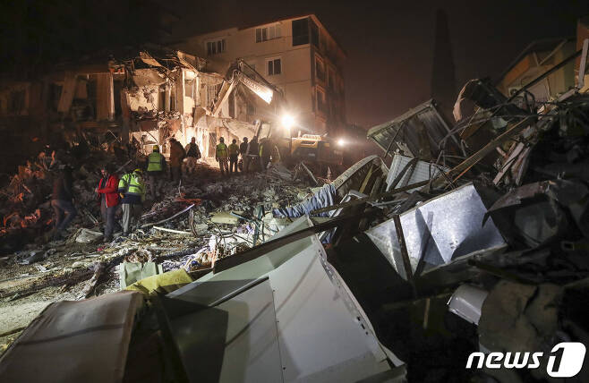 9일 밤(현지시간) 튀르키예 하타이주 안타키아의 지진 피해를 입은 한 마을에서 구조활동이 진행되고 있다. 2023.2.10/뉴스1 ⓒ News1 김도우 기자