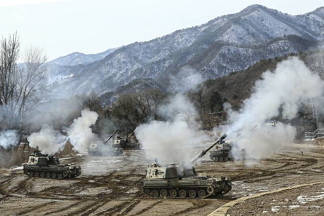 9일 강원도 인제에서 육군 12사단 K-9 자주포가 실사격 훈련을 하고 있다.(12사단 제공)