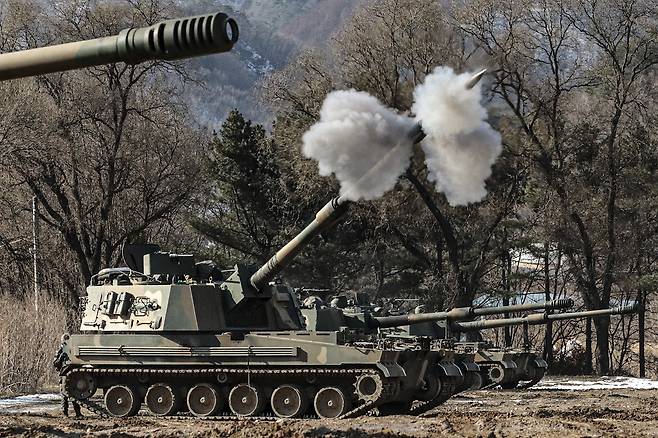 9일 강원도 인제에서 육군 12사단 K-9 자주포가 실사격 훈련을 하고 있다.(12사단 제공)