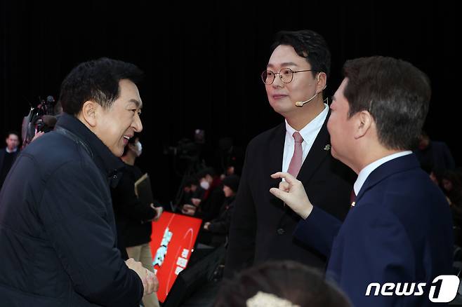 김기현(왼쪽부터), 천하람, 안철수 국민의힘 당대표 후보가 7일 서울 강서구 한 방송 스튜디오에서 열린 국민의힘 제3차 전당대회 후보자 비전발표회에서 대화를 나누고 있다. ⓒ News1 국회사진취재단