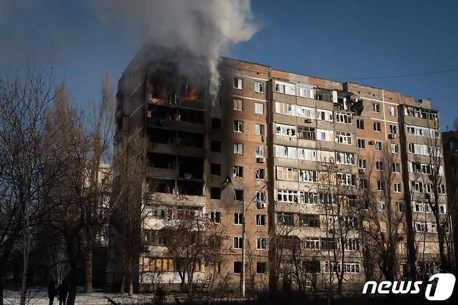 8일(현지시간) 우크라이나 도네츠크 아우디우카에서 러시아 군의 포격을 받은 건물서 불길과 연기가 솟아 오르고 있다. ⓒ AFP=뉴스1 ⓒ News1 우동명 기자