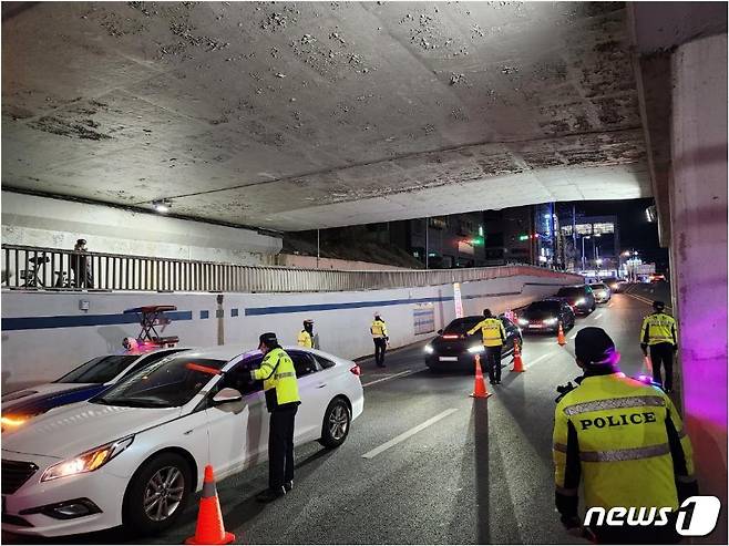 경기북부경찰청이 9일 밤 경기북부 일대에서 음주단속을 벌이는 모습