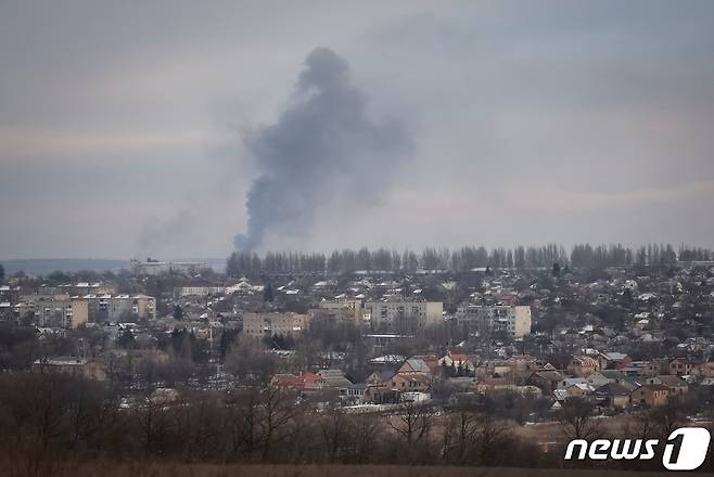 우크라이나 도네츠크주 바흐무트시 미사일 공격으로 연기가 치솟고 있다. ⓒ 로이터=뉴스1