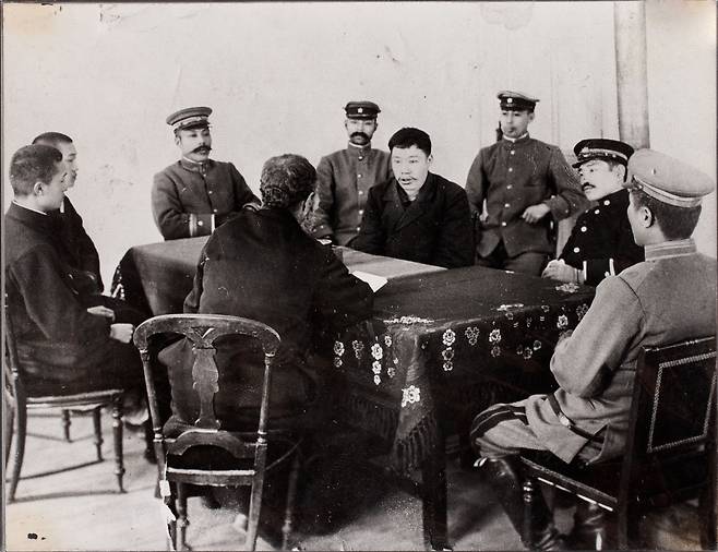 1910년 3월10일 안중근 의사가 면회 온 안정근과 안공근 두 동생(왼쪽)과 빌렘 신부(등을 보이는 사람)를 만나고 있다.