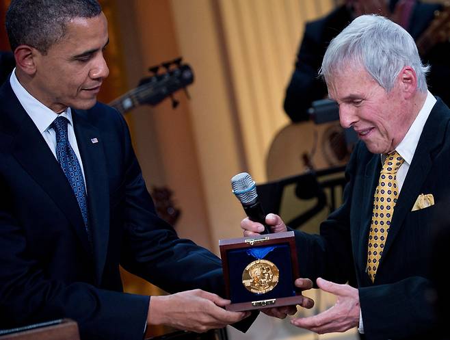 /AFP 연합뉴스 버락 오바마 미 대통령이 2012년 배커랙에게 의회 거슈윈 상을 수여하고 있다.