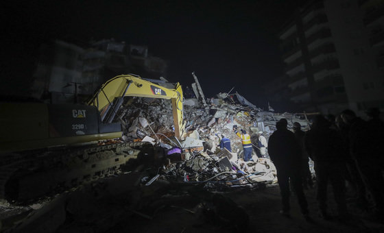 9일 밤(현지시간) 튀르키예 하타이주 안타키아의 지진 피해를 입은 한 마을에서 구조활동이 진행되고 있다. 2023.2.10/뉴스1