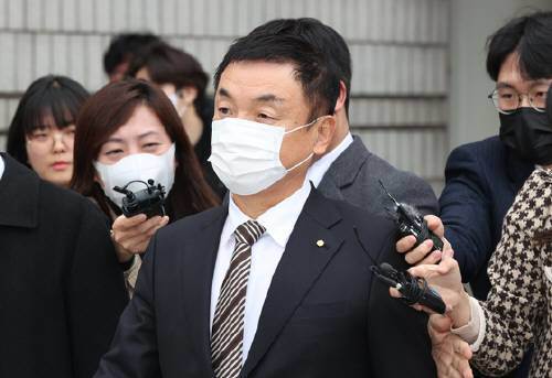 회사 주가 조작 혐의를 받는 권오수 도이치모터스 전 회장이 10일 오전 서울 서초구 서울중앙지방법원에서 열린 1심 선고 공판에서 징역 2년에 집행유예 3년과 벌금 3억원을 선고 받은 뒤 법원을 나서고 있다. 뉴스1