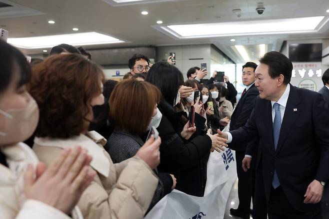 윤석열 대통령이 10일 전북 전주시 전북도청에서 제3회 중앙지방협력회의를 마친 뒤 도청 직원들의 환송을 받고 있다. 대통령실 제공