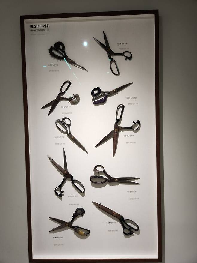 봉제인들의 가위는 요리사의 칼과 같다. 봉제마스터들의 손때 묻은 가위들도 한쪽 벽에 전시돼있다.