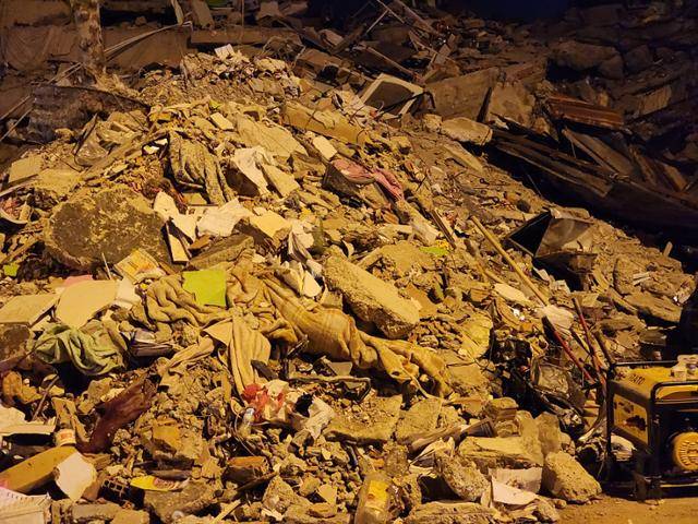 8일(현지시간) 튀르키예 카라만마라슈에서 부서진 건물의 잔해. 카라만마라슈=신은별 특파원