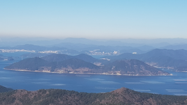 경남 거제시 동부면 노자산 정상에서 바라 보이는 산달도 전경. 섬 오른쪽 끝에 보이는 다리가 산달연륙교.