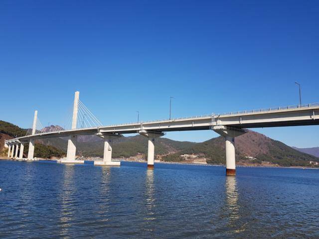 경남 거제시 소랑리에서 산달도로 들어오는 '산달연륙교'. 2018년 완공된 이 다리는 거제도와 부속 섬을 연결하는 3번째 연륙교.