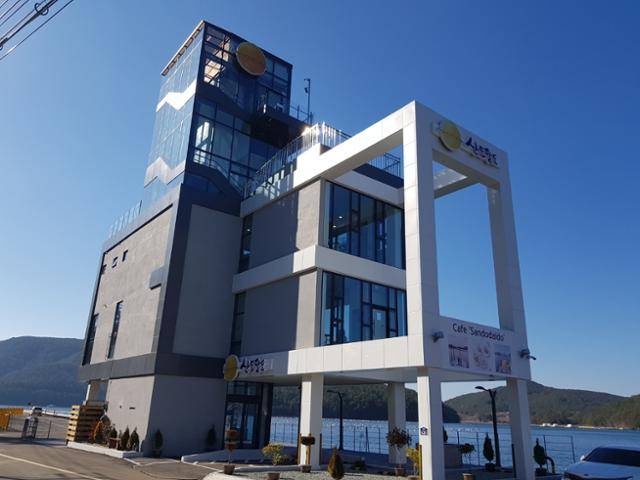 경남 거제시 산달도에 지난해 8월 문을 연 '산도달도'. 산달도 주민들이 함께 운영하는 특별한 카페로 주민 소득 증대 사업의 일환으로 만들어졌다.