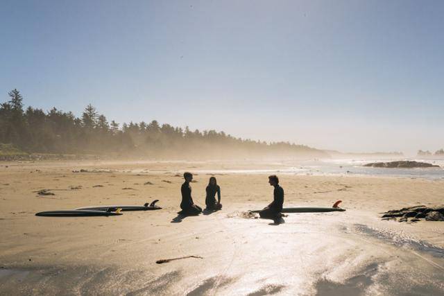 한 커플이 토피노 해변에서 서핑 강습을 받고 있다. ⒸDestination BC