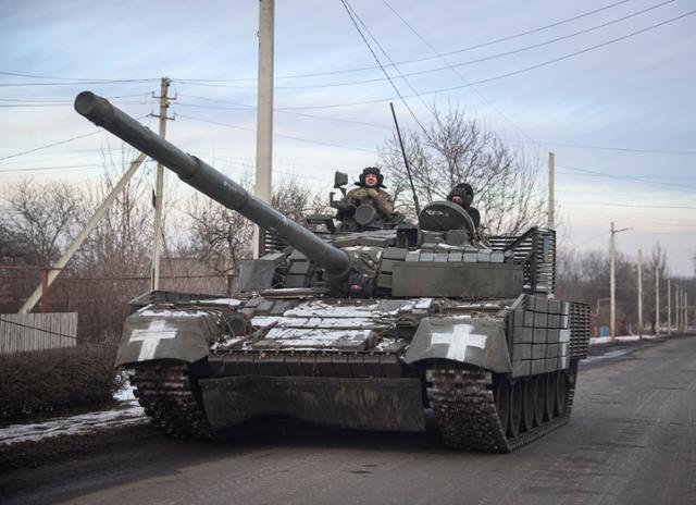9일 우크라이나 도네츠크 지역 바흐무트 인근에서 우크라이나 군인들이 탱크를 타고 이동하고 있다. 바흐무트=로이터 연합뉴스