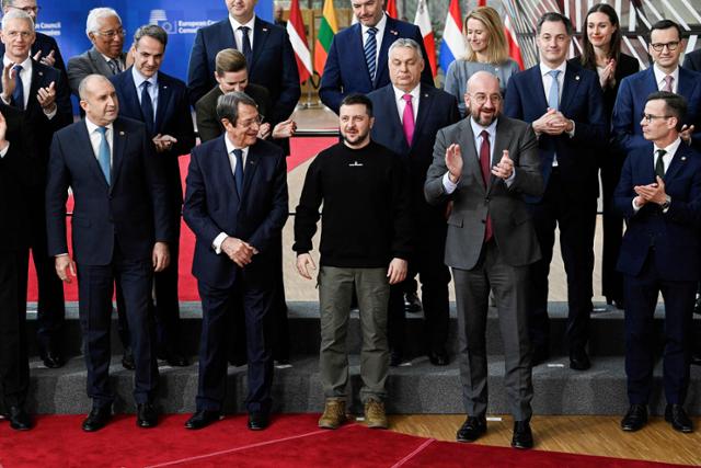 볼로디미르 젤렌스키(앞줄 가운데) 우크라이나 대통령이 9일 벨기에 브뤼셀에서 열리는 유럽연합(EU) 특별 정상회의를 앞두고 참석자들로부터 박수를 받고 있다. 브뤼셀=AFP 연합뉴스