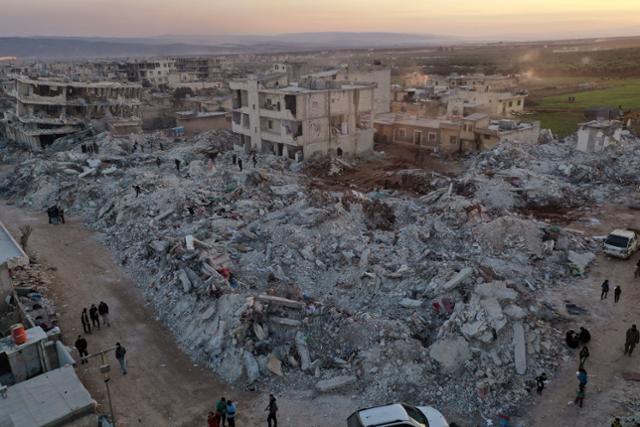 튀르키예에서 강진이 발생한 지 나흘째인 9일 시리아 알레포주 진데리스 타운의 건물들이 무너져 있다. 알레포=AP·연합뉴스